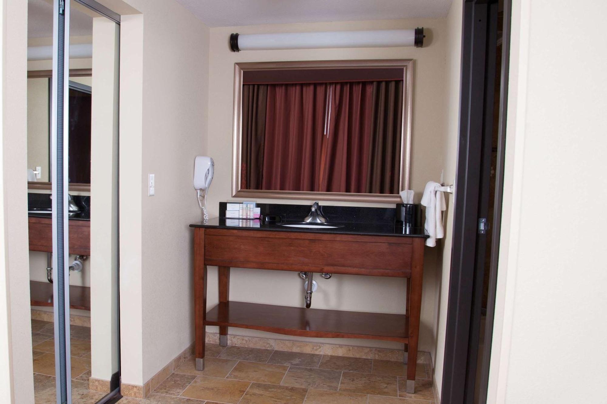 Hampton Inn & Suites Dickinson Nd Экстерьер фото